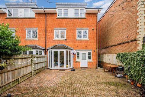 23 Cambridge Square, Redhill, RH1 6TG