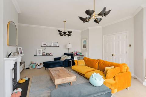 23 Cambridge Square, Redhill, RH1 6TG