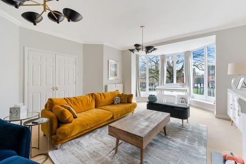 23 Cambridge Square, Redhill, RH1 6TG