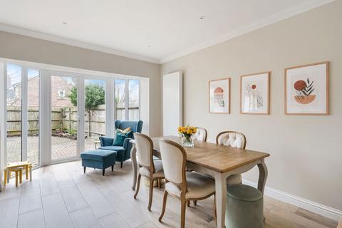 23 Cambridge Square, Redhill, RH1 6TG