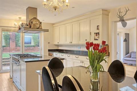 7 Red Oaks Mead, Theydon Bois, Epping, CM16 7LA