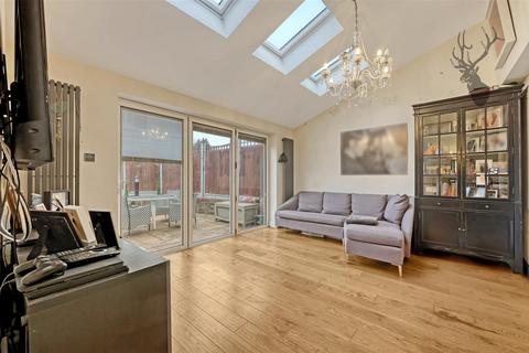 7 Red Oaks Mead, Theydon Bois, Epping, CM16 7LA