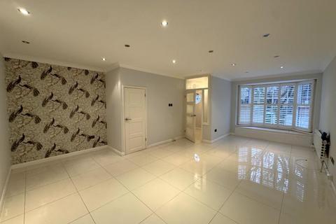 4 bedroom terraced house to rent, Chestnut Manor Close, Surrey TW18