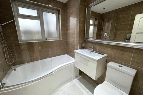 4 bedroom terraced house to rent, Chestnut Manor Close, Surrey TW18