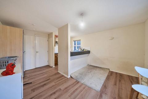 1 bedroom flat for sale, Lowry Crescent, Mitcham, CR4