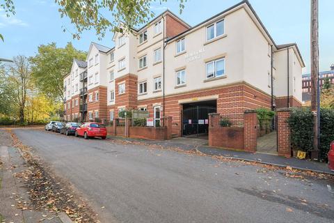 2 bedroom flat to rent, Grove Road, Woking, Surrey, GU21