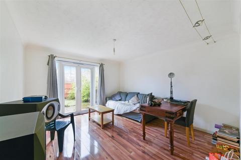 27 Kipling Drive, London, SW19 1TJ