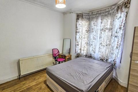 3 bedroom terraced house for sale, Canning Town, London, E16