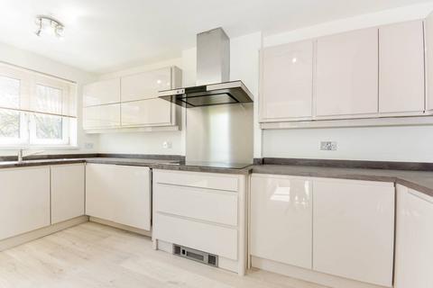 111 Walham Green Court, London, SW6 2DQ