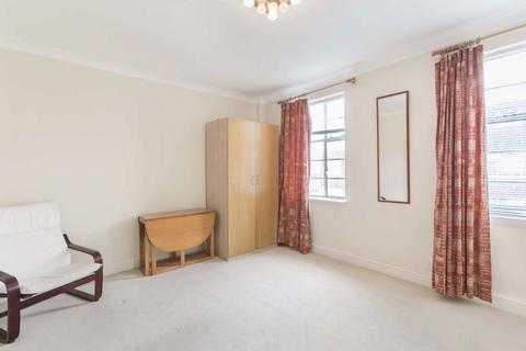 Studio to rent, Hamlet Gardens, London W6