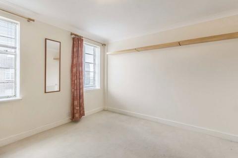 Studio to rent, Hamlet Gardens, London W6