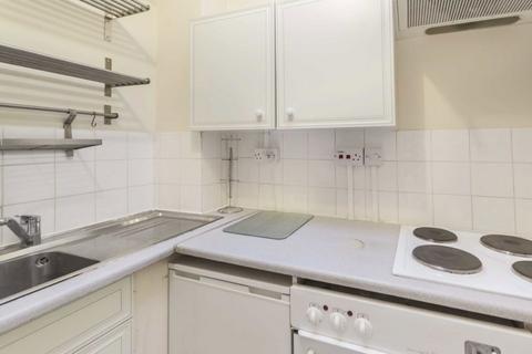 Studio to rent, Hamlet Gardens, London W6