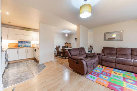 2 bedroom flat to rent, Headstone Road, Harrow, HA1