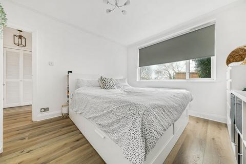 12a Mount Court, West Wickham, BR4 9AH
