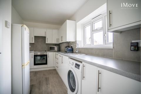 1 bedroom in a flat share to rent, Essex Court, London SE19