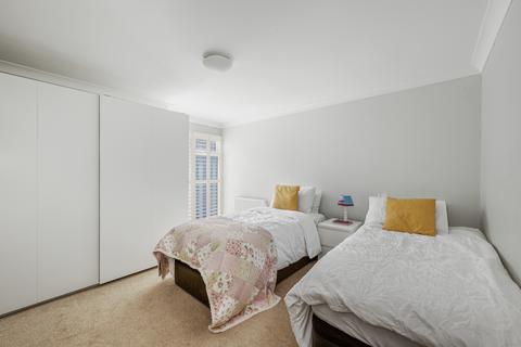 3 bedroom flat for sale, Fauconberg Road, London