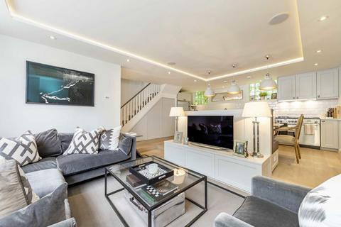 3 bedroom flat to rent, St. Lukes Mews, London W11