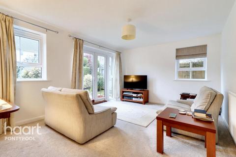 undefined, Clos Harry, Pontypool