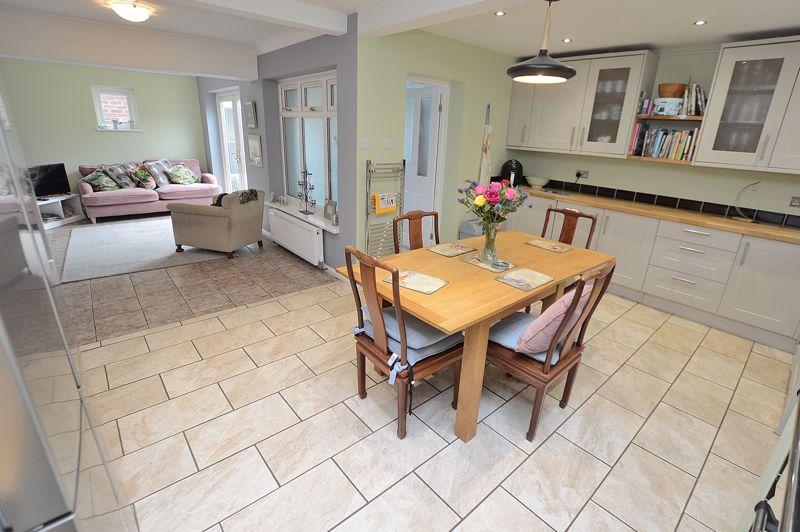 Living / Kitchen...