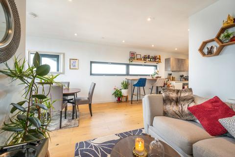 2 bedroom flat for sale, Gateway Apartments, Walthamstow, London, E17