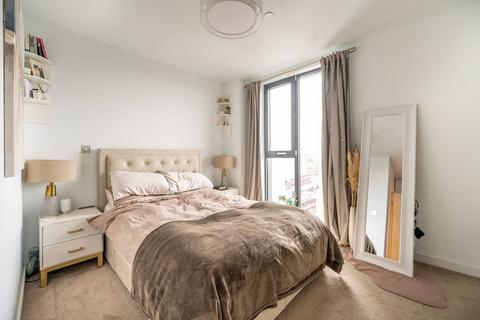 2 bedroom flat for sale, Gateway Apartments, Walthamstow, London, E17