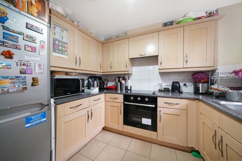 2 bedroom flat for sale, Harry Close, Croydon, CR0