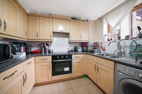 2 bedroom flat for sale, Harry Close, Croydon, CR0