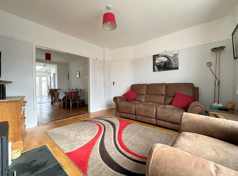 Lounge/Dining Area