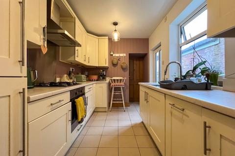 4 bedroom terraced house for sale, King Street, Leek, ST13 5NW.