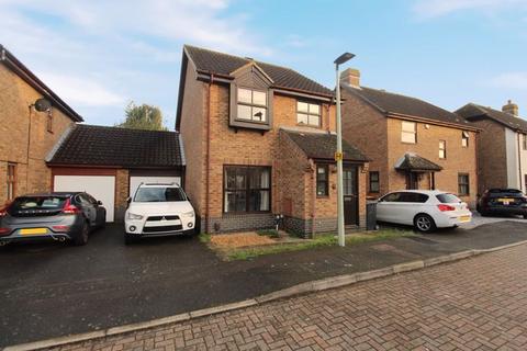 3 bedroom detached house to rent, Bishops Road, Bedford MK41