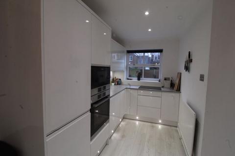 3 bedroom detached house to rent, Bishops Road, Bedford MK41