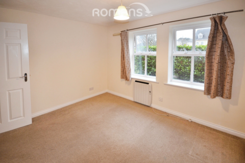 2 bedroom apartment to rent, Hurworth Avenue, Slough