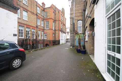 1 bedroom flat to rent, 3B St Frideswides Mew London E14