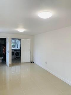 Studio to rent, Hibernia Road, Hounslow, TW3