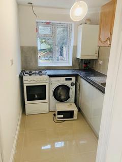 Studio to rent, Hibernia Road, Hounslow, TW3