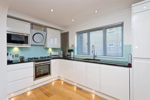 3 bedroom penthouse to rent, Warwick Court, Wimbledon SW20