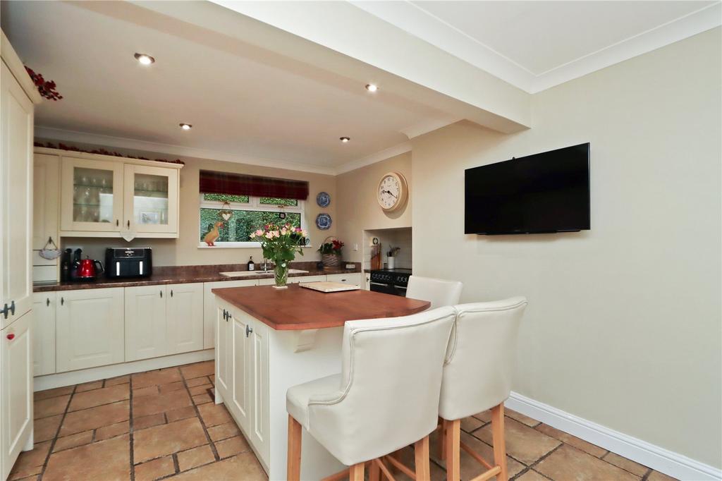 Kitchen Diner Pic 1