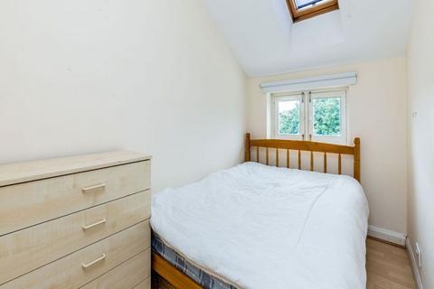 2 bedroom flat to rent, E8