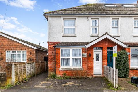 3 bedroom house to rent, Grove Road, Horley RH6