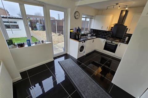 2 bedroom end of terrace house to rent, Glenfall, Bristol BS37