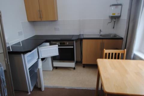 Studio to rent, Castlebar Hill, Ealing, W5