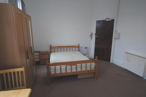 Studio to rent, Castlebar Hill, Ealing, W5