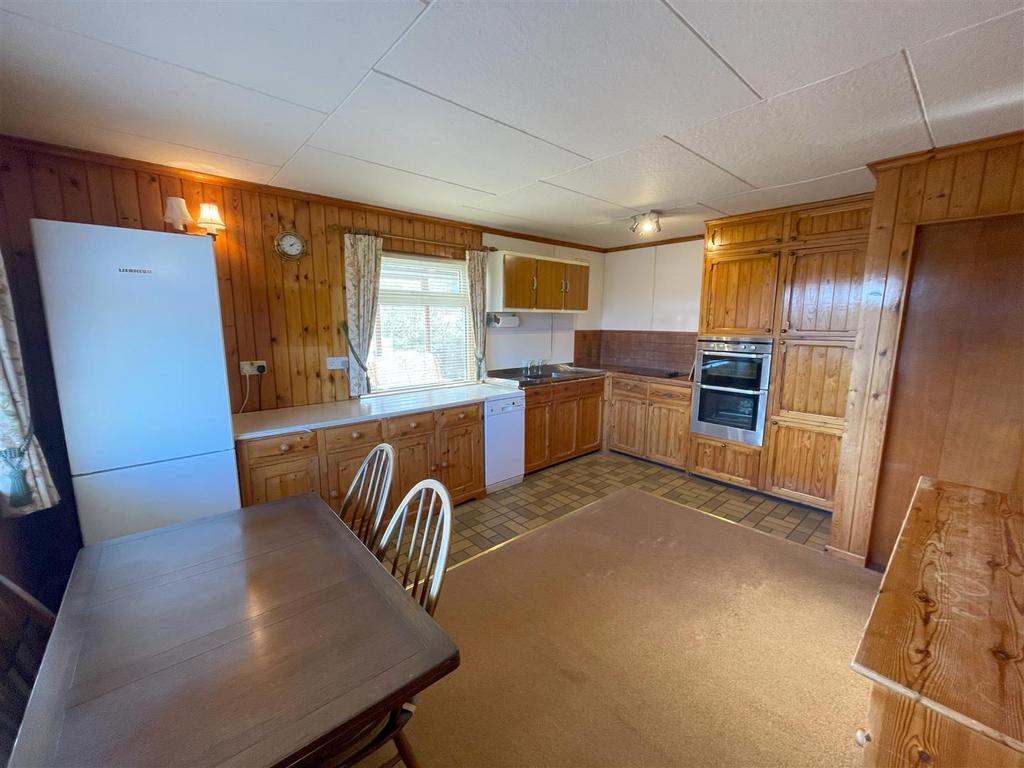 Kitchen 2.jpg