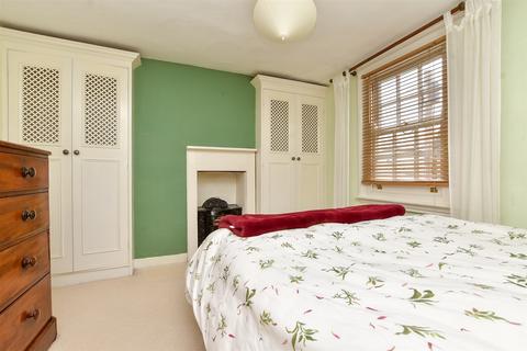 17 Middle Road, Leatherhead, KT22 7HN
