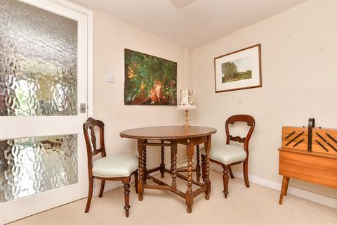 17 Middle Road, Leatherhead, KT22 7HN