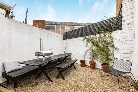 2 bedroom house for sale, Southampton Way, London, SE5