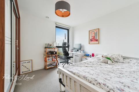 3 bedroom flat for sale, St Pauls Way, Bow, E3