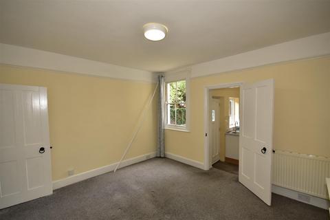 2 bedroom end of terrace house to rent, Westbury Lane, Buckhurst Hill IG9