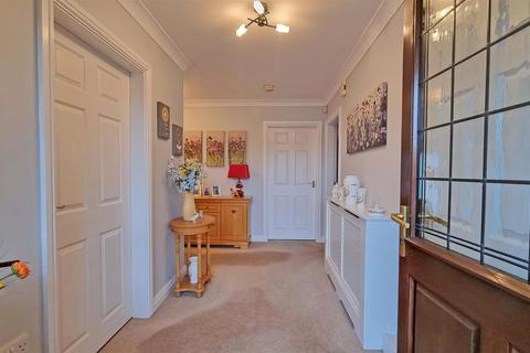 2 bedroom detached bungalow for sale, Shawhurst Gardens, Hollywood
