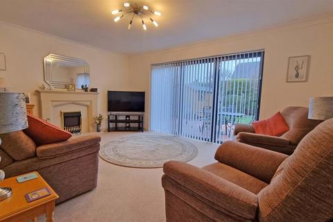 2 bedroom detached bungalow for sale, Shawhurst Gardens, Hollywood